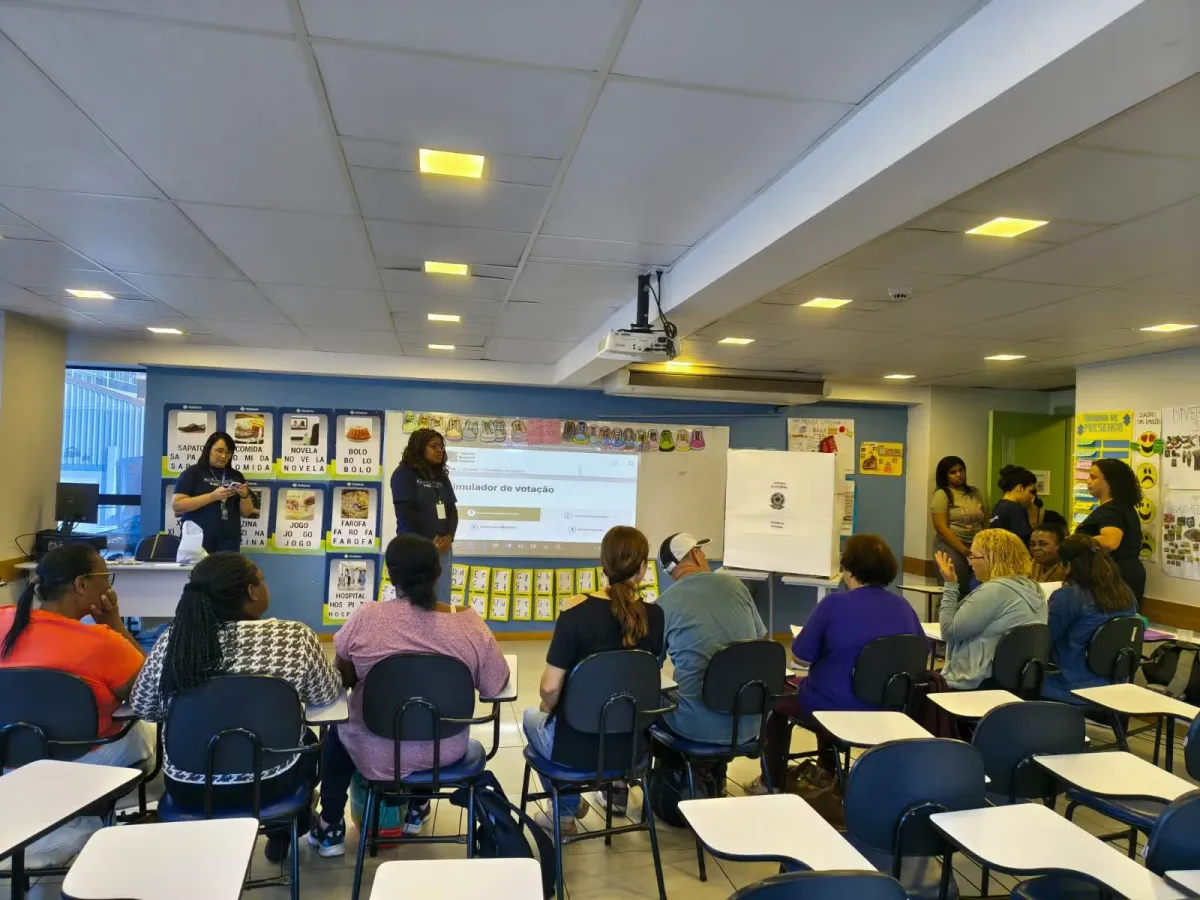 Alunos de projeto de alfabetização aprendem na prática como votar em Teresópolis 